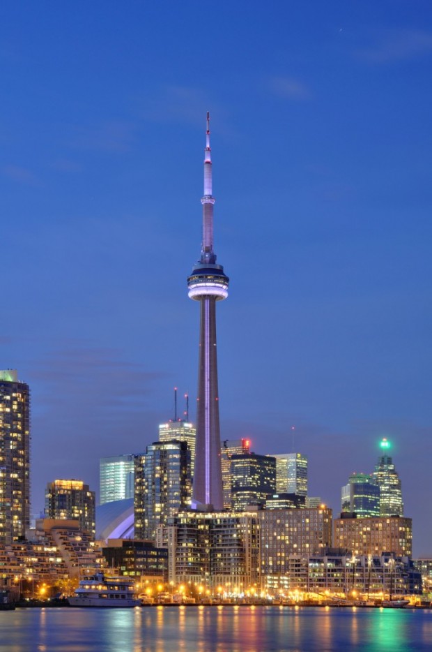 Toronto_-_ON_-_CN_Tower_bei_Nacht2-680x1024