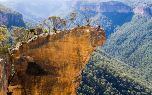 آویزان شدن از سنگ ها و صخره ها در ویکتوریا، استرالیا