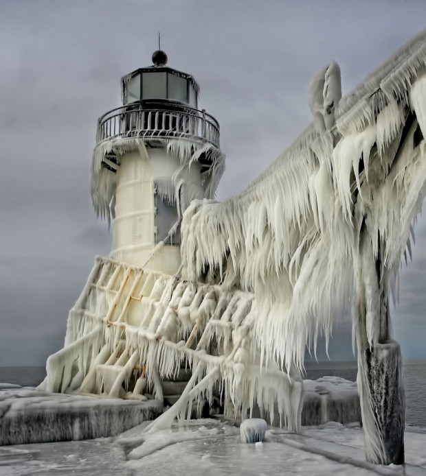 فانوس‌های دریایی یخ بسته، اسکله‌ی شمالی سنت جوزف، میشیگان، ایالات متحده
