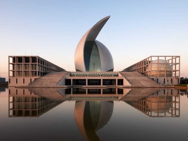 the-china-maritime-museum-in-lingang-looks-like-two-sails-moving-past-each-other-620x465.jpg