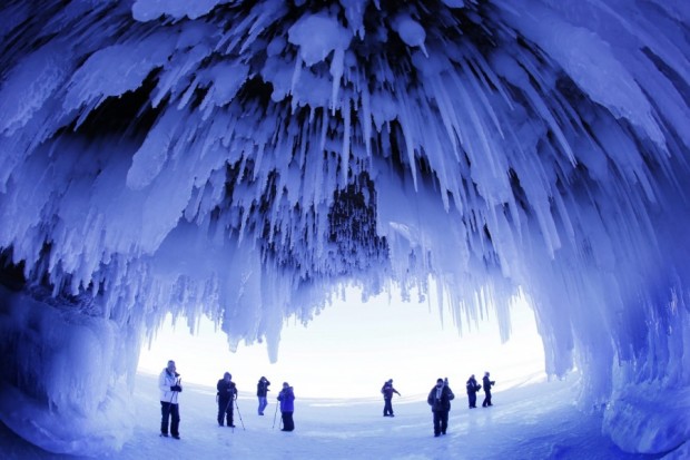 یک غار پوشیده از یخ , ویسکانسین در (USA) ایالات متحده آمریکا