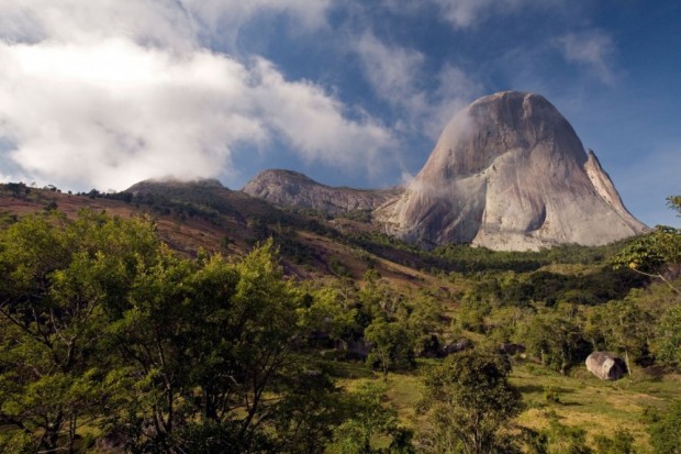 کوهی در پارک ملی پدرا آزول (سنگ آبی)، برزیل