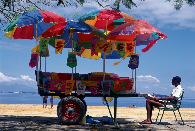 فروشنده ای در ساحل، برزیل