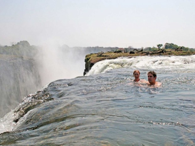 ۶۶۰۷۶۱۰-swim-at-the-edge-of-a-cliff-at-the-devils-pool-a-natural-infinity-pool-in-victoria-falls-which-borders-zambia-and-zimbabwe-1473254537-1000-bc5f290499-1473748660