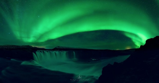 شفق شمالی بر فراز آبشار خدایان، آبشار گادافوس در شمال ایسلند