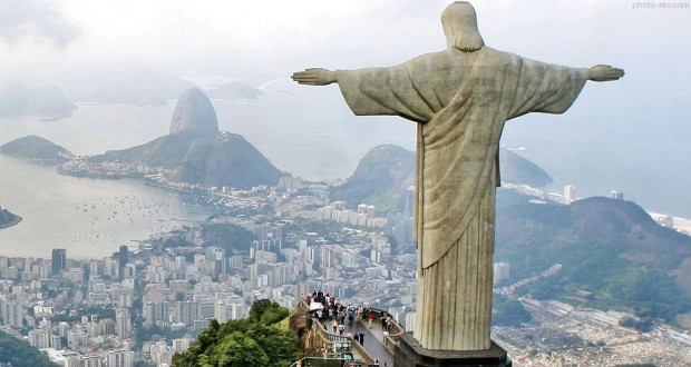 مجسمه مسیح منجی در ریو دو ژانیرو.
