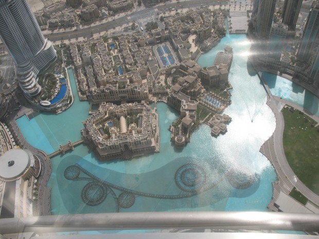 نمایی از فواره ی دبی از بالای برج خلیفه