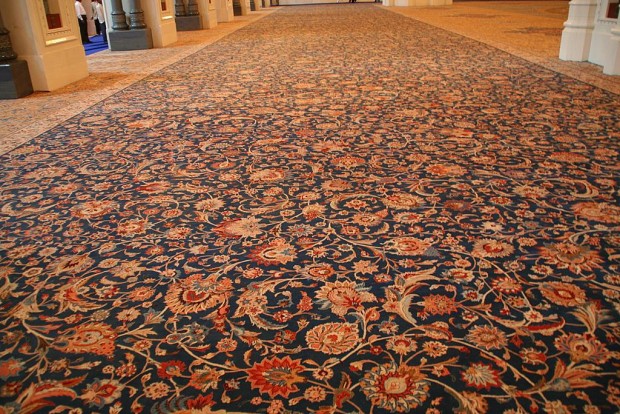 معماری، مسجد جامع سلطان قابوس، فرش دستباف