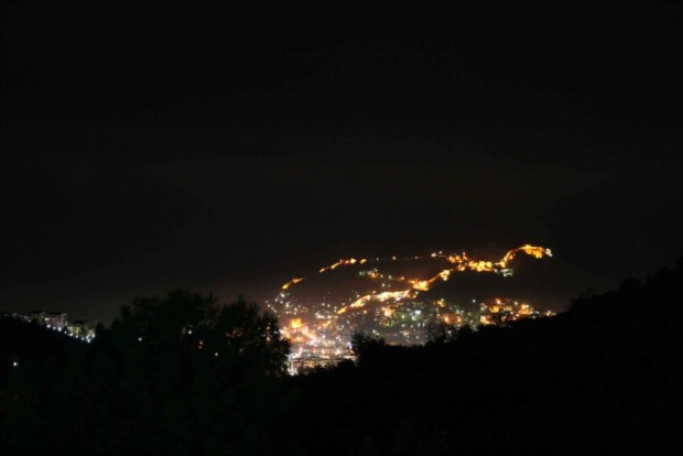 چشم اندازی از شهر آلانیا در شب