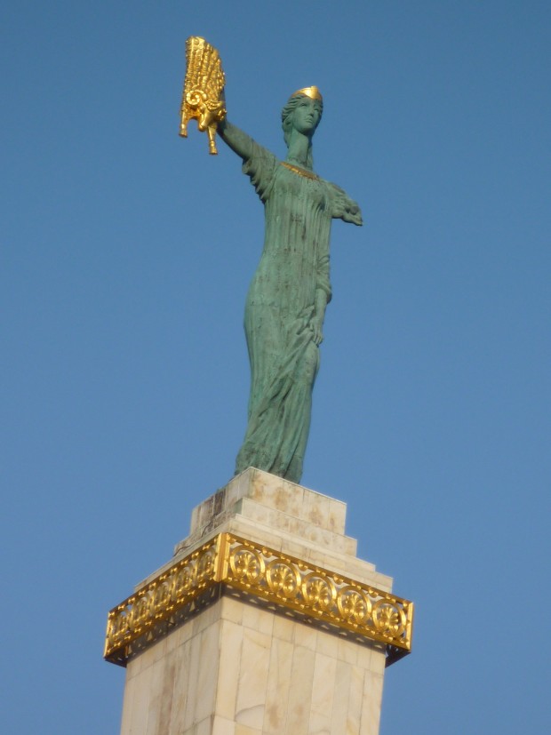 میدان اروپا، مجسمه مدیا