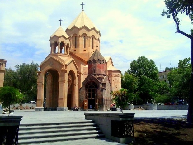کلیسای کاتولیک ایروان در کنار کلیسای سنت آنا