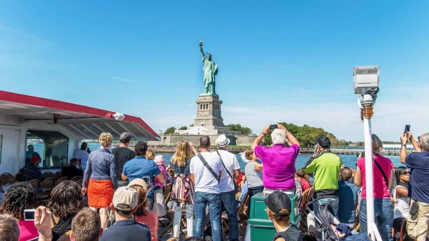 تماشای مجسمه آزادی از روی کشتی های جزیره ی استاتن